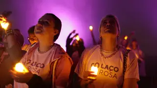 Dançaram e "celebraram a vida": mulheres com cancro da mama juntam-se com Cristo Redentor iluminado de rosa