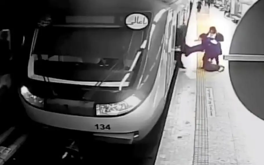 Polícia moral do Irão acusada de espancar jovem por não usar hijab no metro