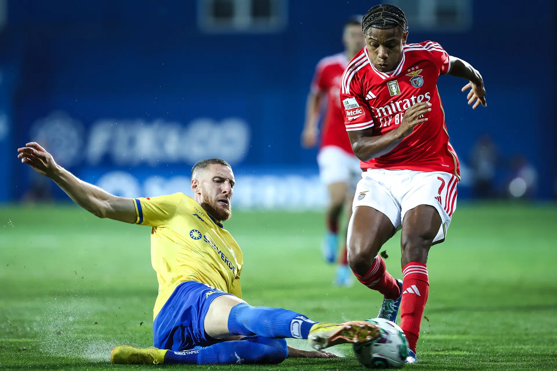 Primeira Liga: Benfica sofre mas vence na Amoreira