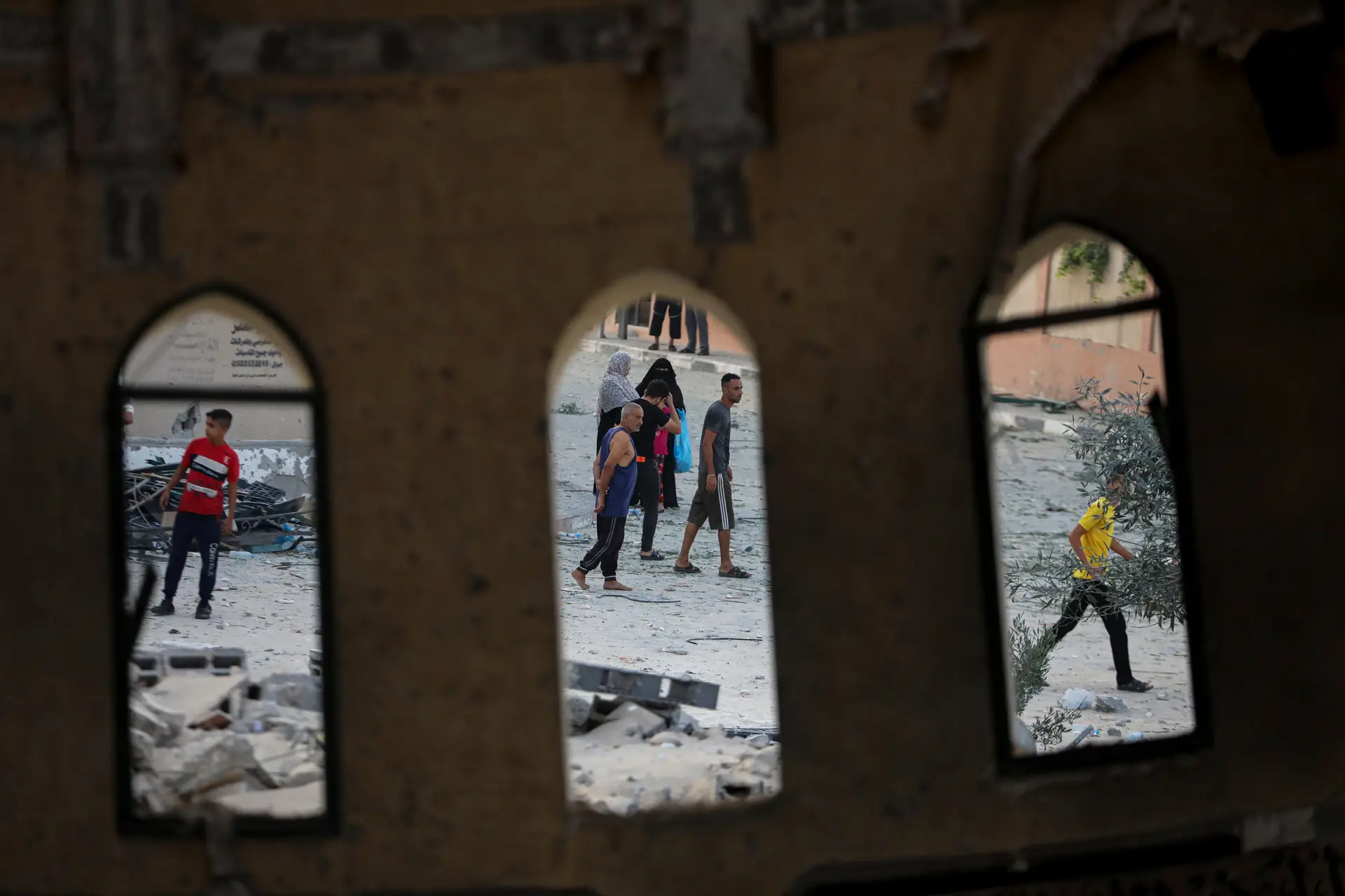 Mais de 20 mil palestinianos refugiados em escolas na Faixa de Gaza