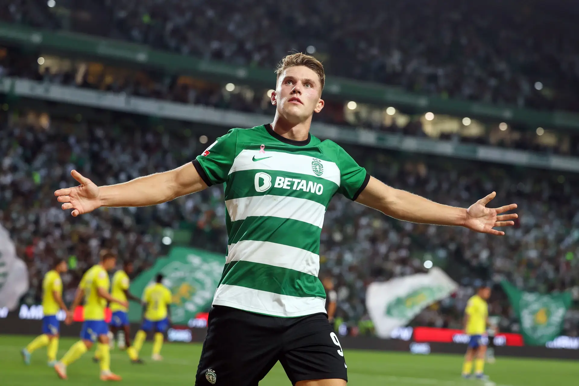 Sporting reduzido a 10 vence Arouca e segura liderança