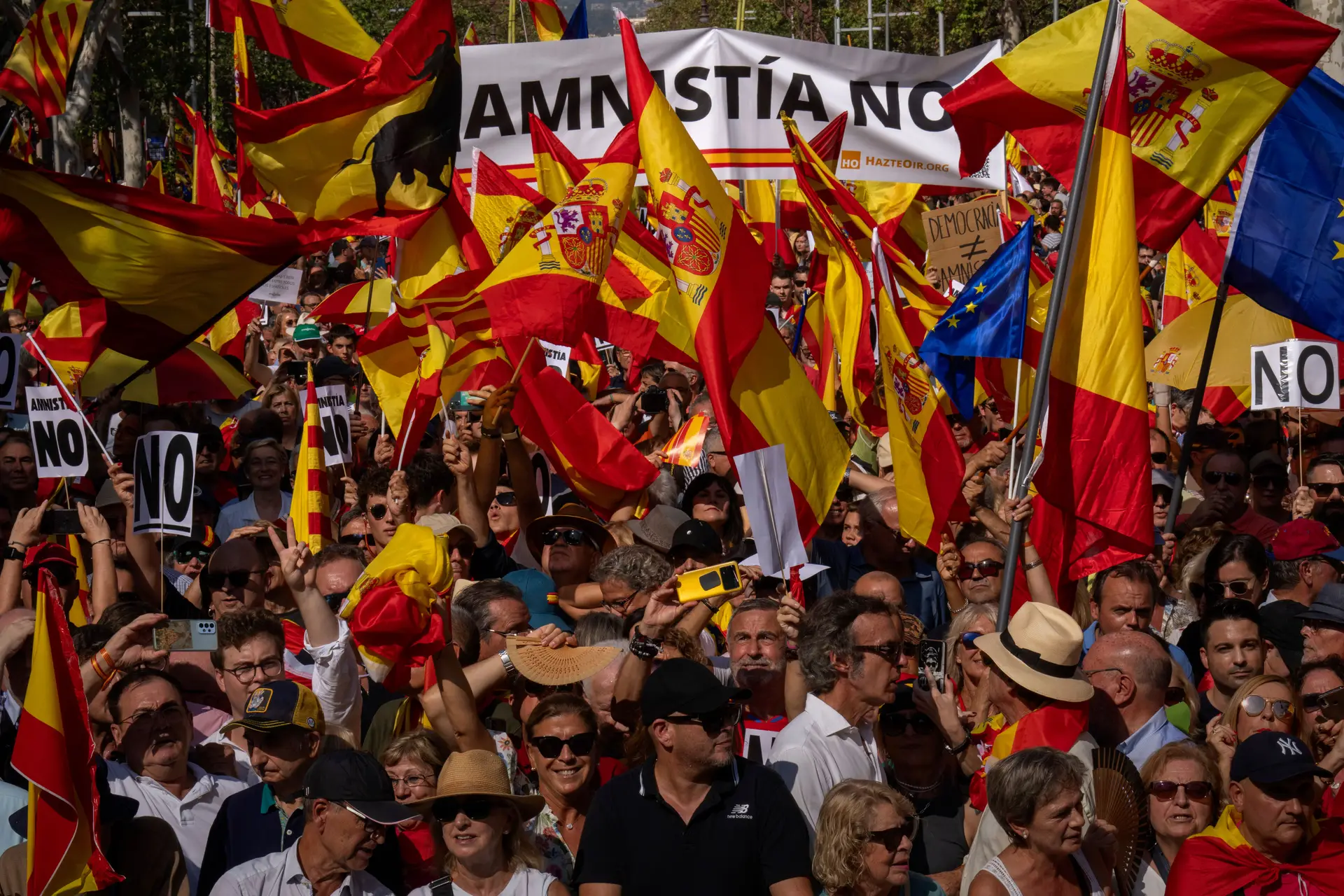 Dezenas de milhares protestam em Barcelona contra lei de amnistia