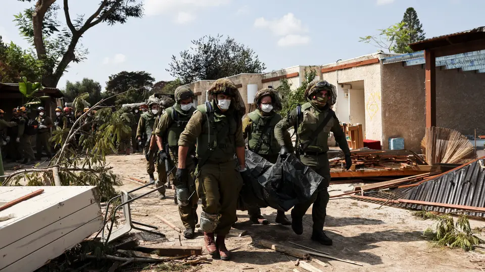 Soldados israelitas a recolher corpos em Kfar Aza