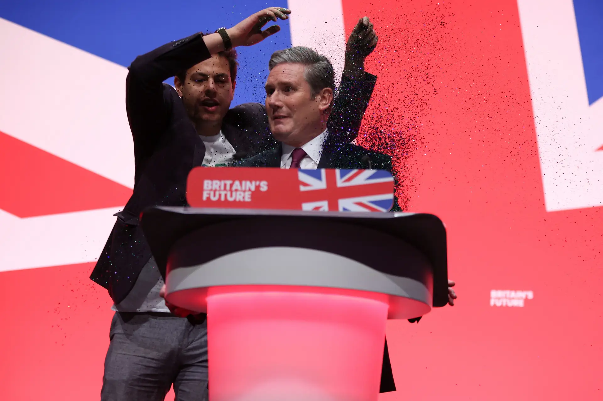 Ativista interrompe discurso do líder trabalhista britânico e lança purpurinas
