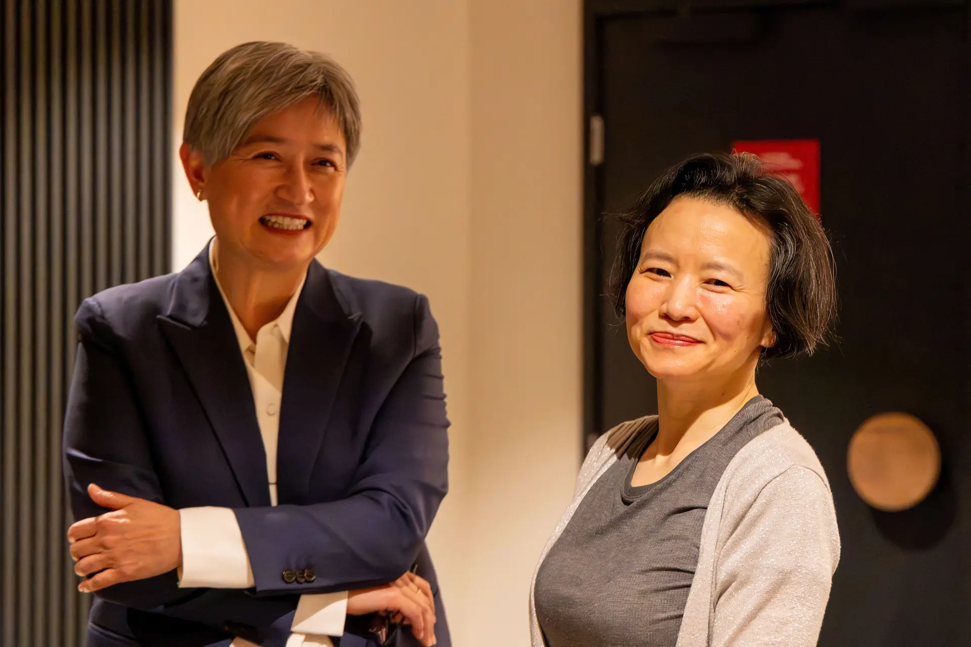 A ministra dos Negócios Estrangeiros da Austrália, Penny Wong, com a jornalista sino-australiana Cheng Lei