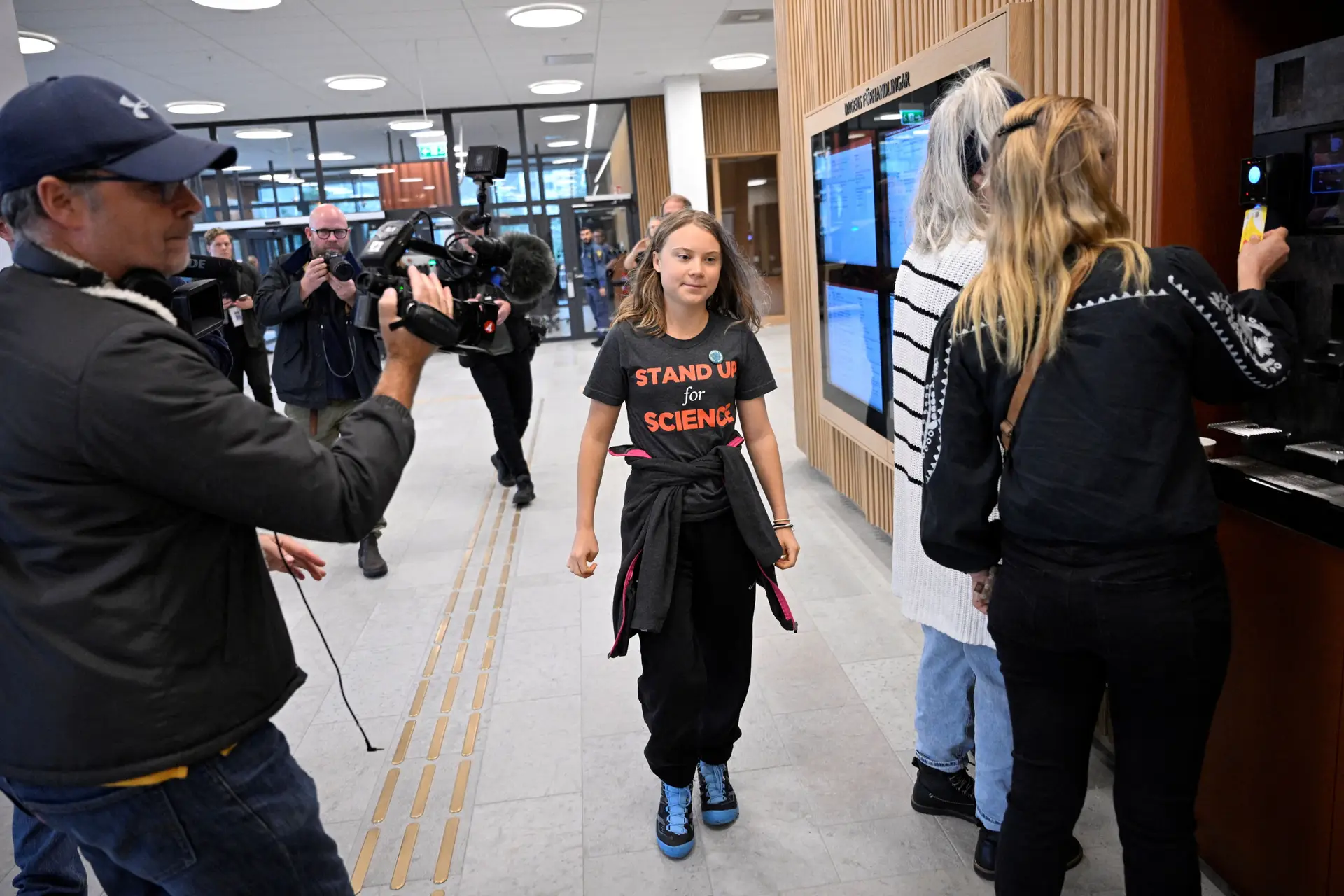 Greta Thunberg multada por bloquear porto na Suécia