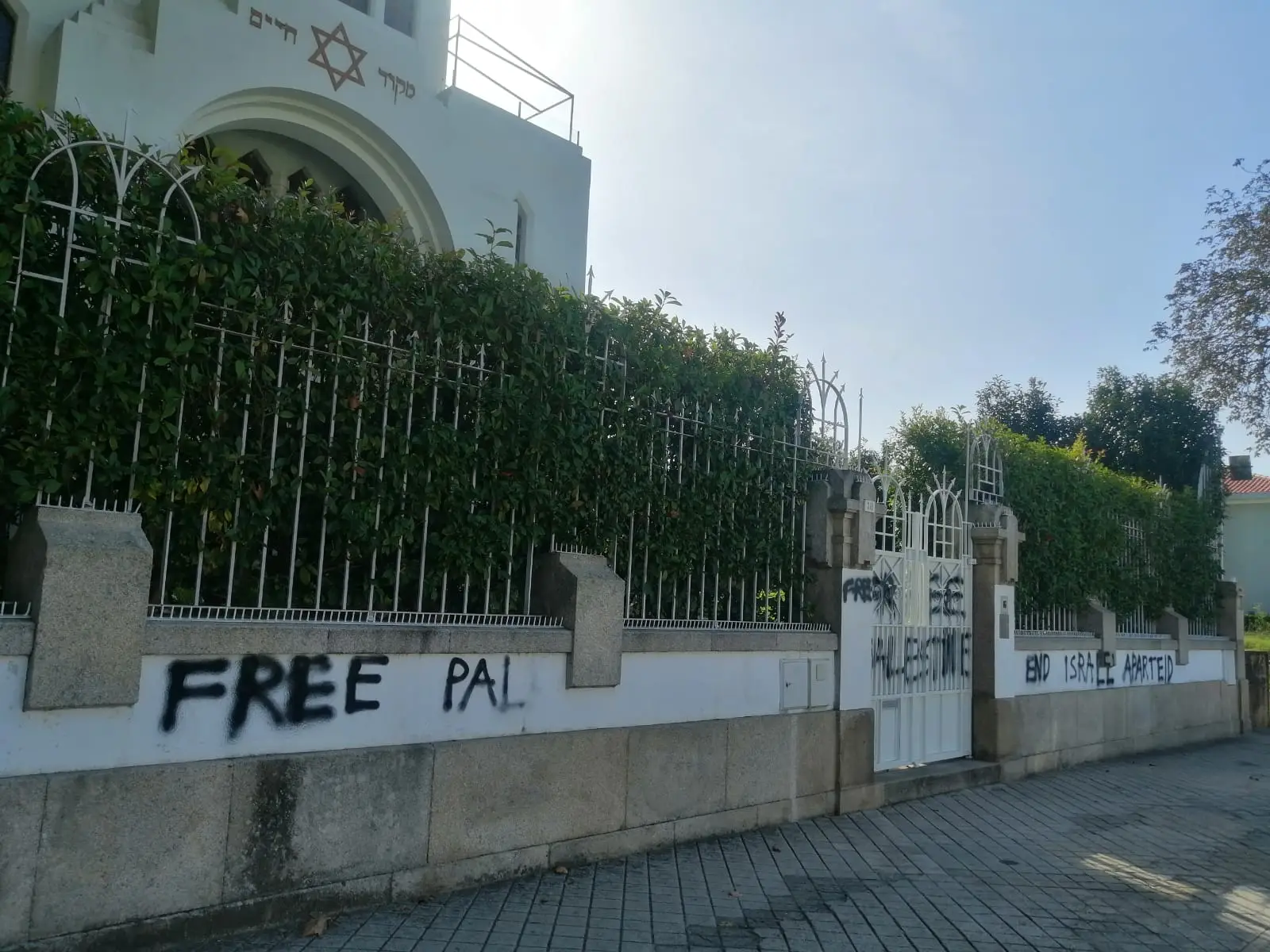 Vandalizaram sinagoga do Porto com inscrições. Muros foram limpos