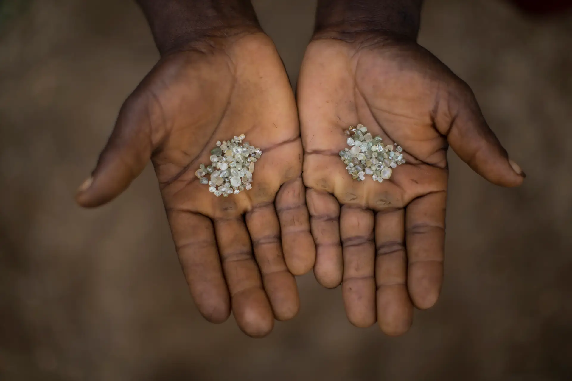 Um mineiro mostra diamantes