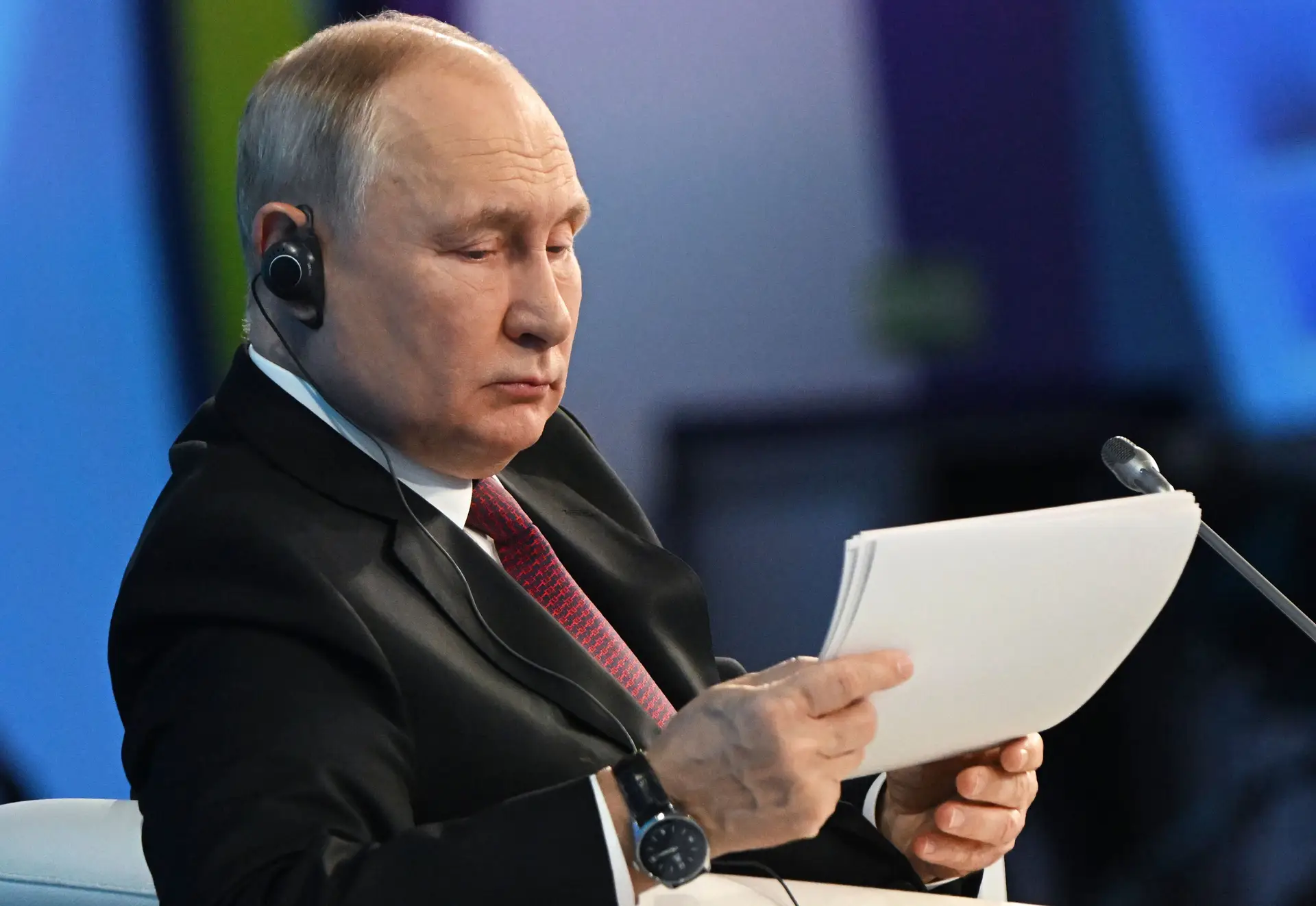 Putin sai pela primeira vez da Rússia desde o mandado de detenção do TPI