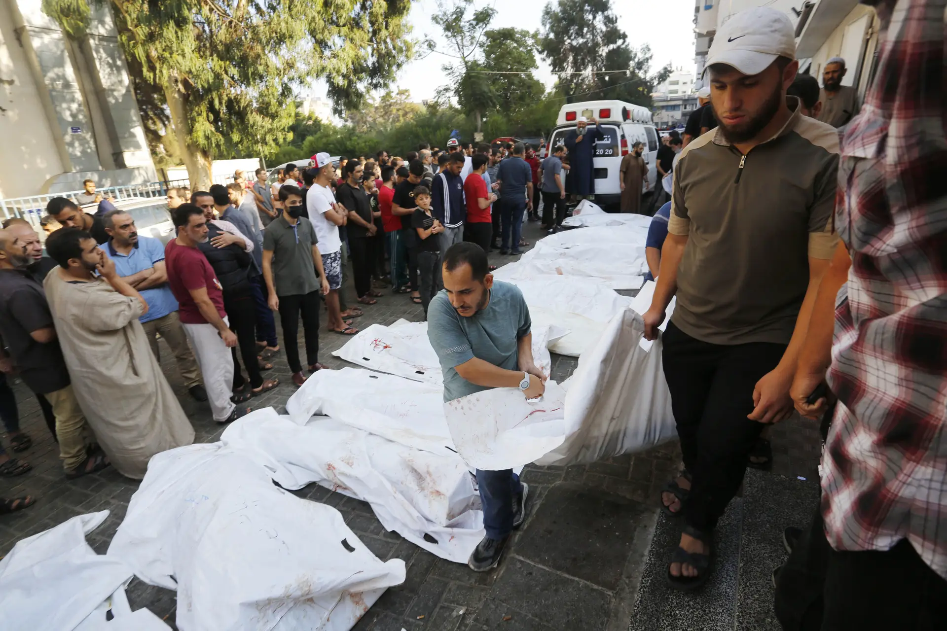 Morgue do maior hospital da Faixa de Gaza está a transbordar de cadáveres