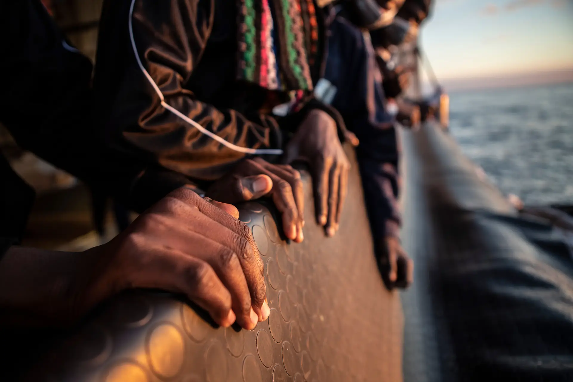 Testemunhos chocantes de migrantes na Tunísia: “Era o mar, ser linchado ou abandonado no deserto”
