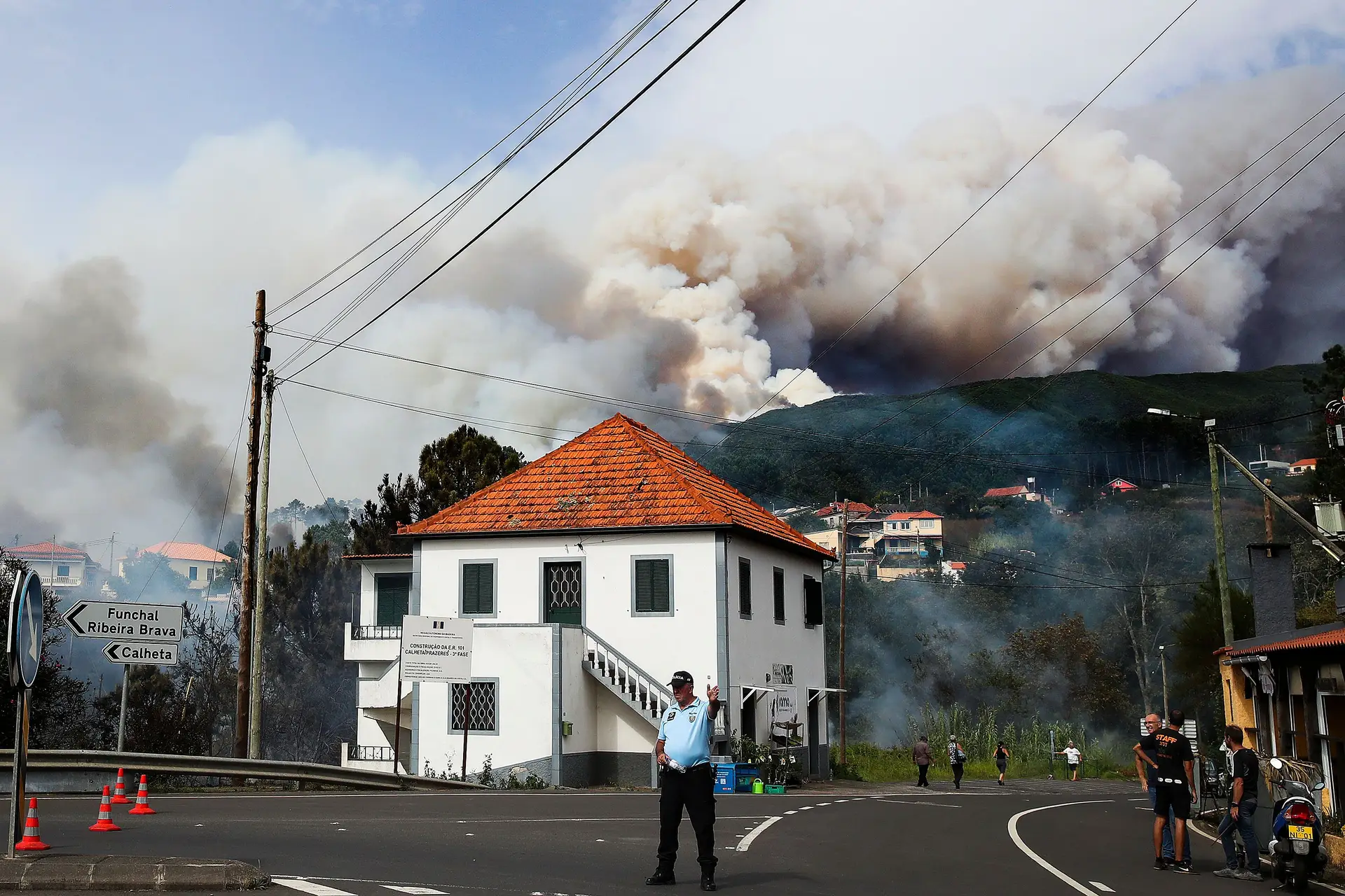 Nuvens de fumo elevam-se no local do incêndio no concelho da Calheta, Madeira.