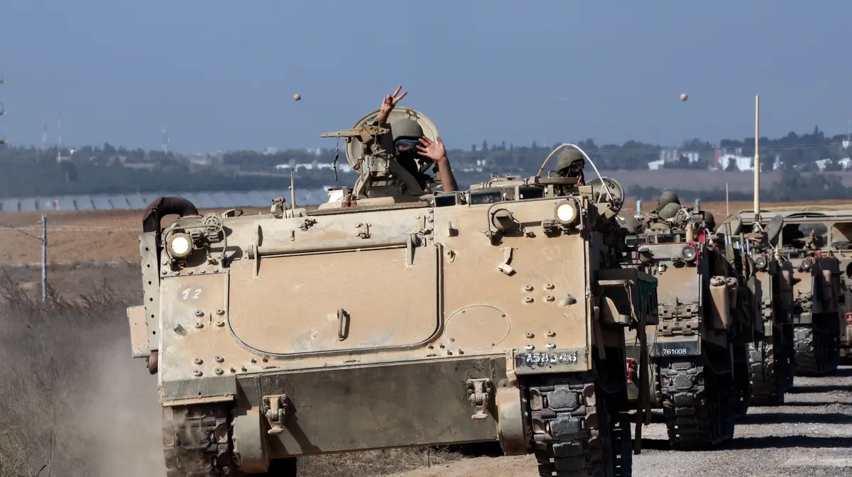 Tanques militares israelitas junto à fronteira da faixa de Gaza
