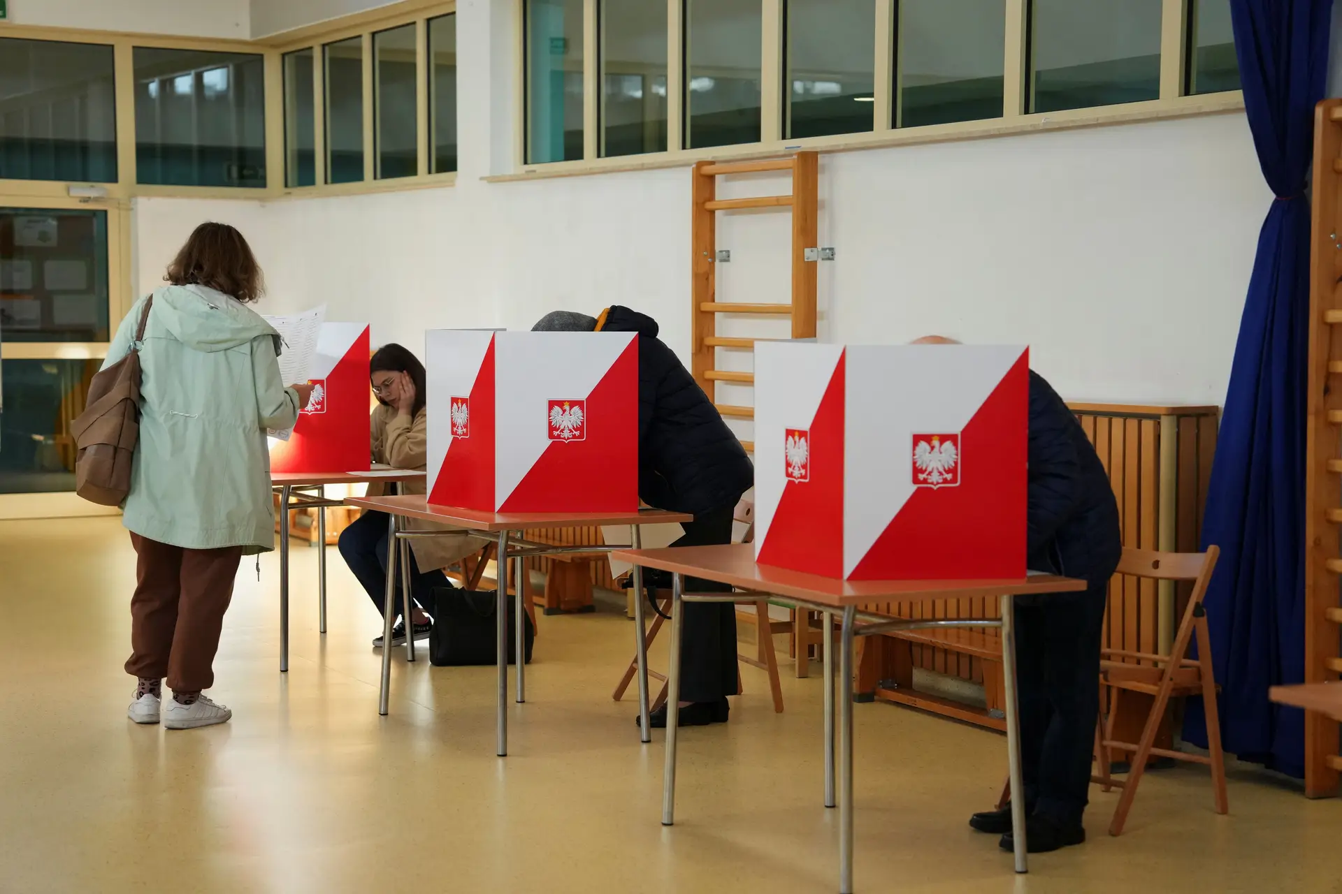 Polónia vai a votos num contexto de relações difíceis com a UE