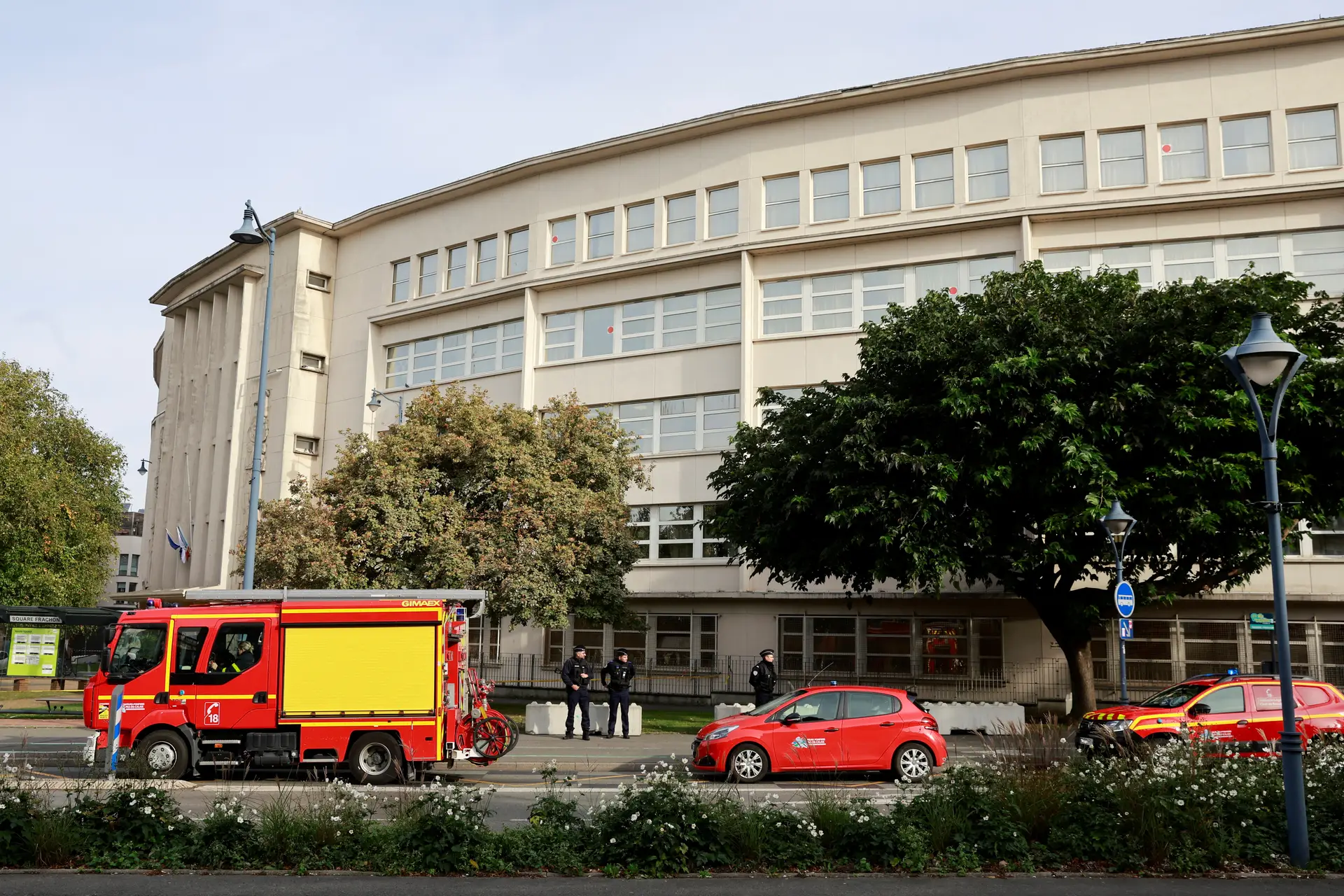 França expulsa estudantes por não respeitarem homenagem ao