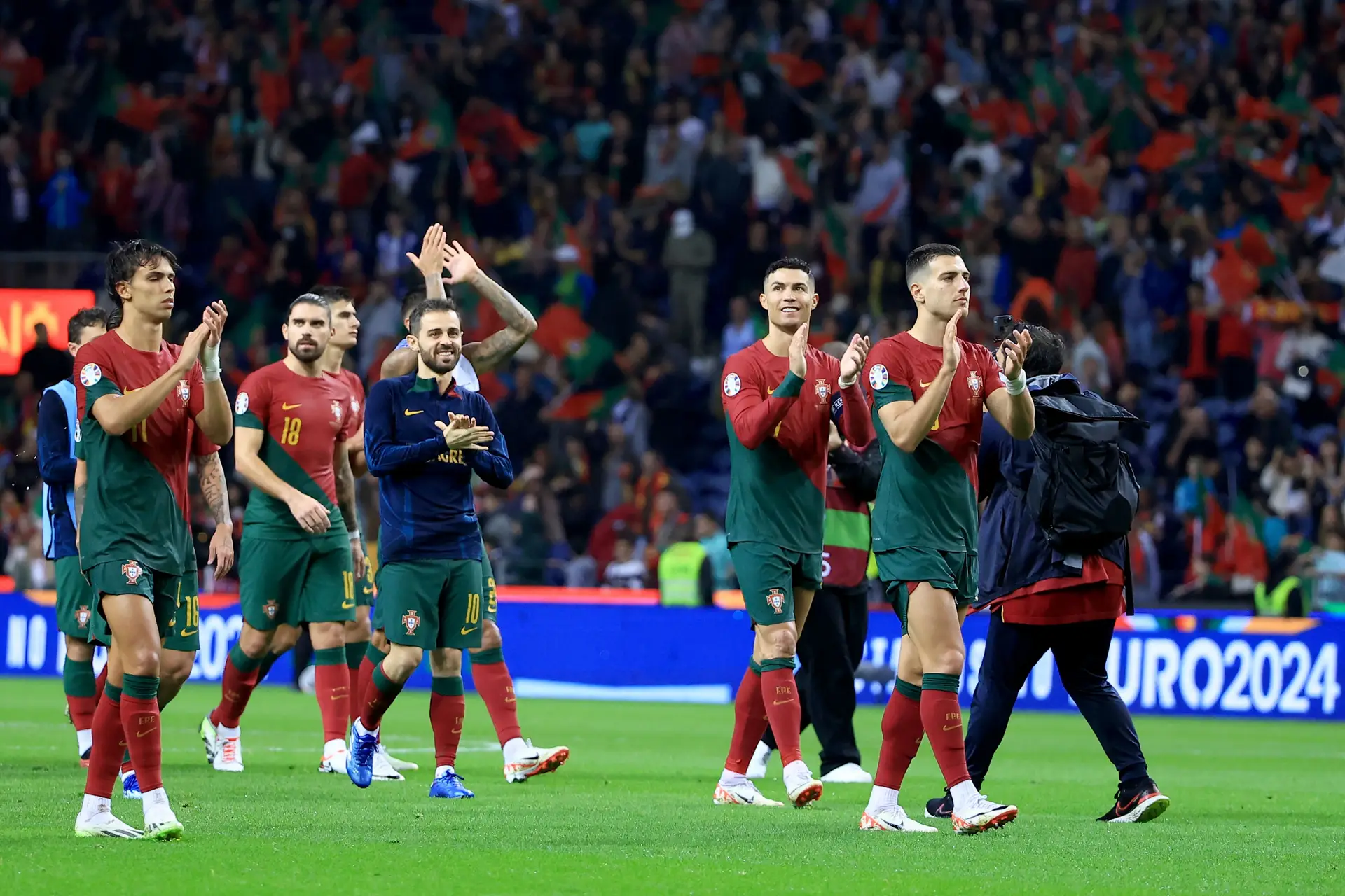 Jogadores da Seleção Nacional festejam após vencerem a Eslováquia na fase de qualificação para o Euro 2024.