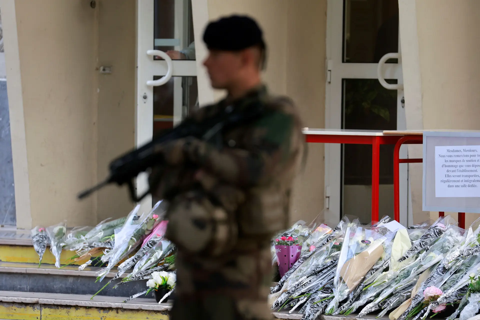 Homem que matou professor em França reivindica ataque em nome do Daesh