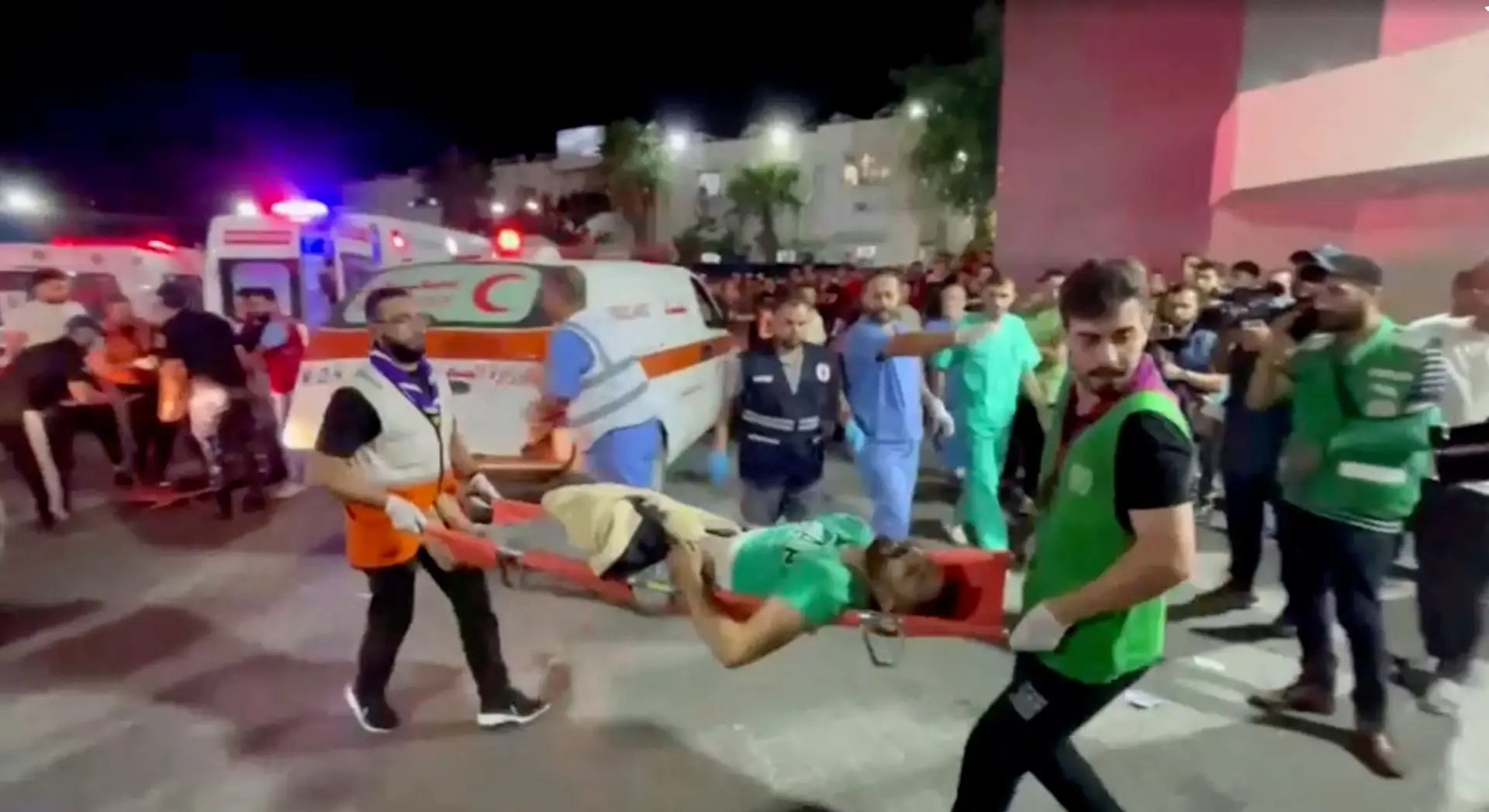 Uma pessoa ferida é levada para um hospital depois que um ataque aéreo ter atingido um hospital na Cidade de Gaza