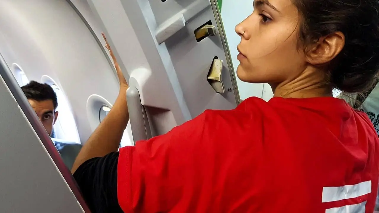 Ativistas climáticos colam-se a avião da TAP em protesto contra emissões