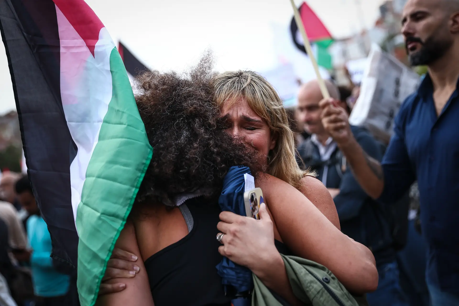 "Libertem a Palestina": as imagens do protesto que juntou centenas em Lisboa