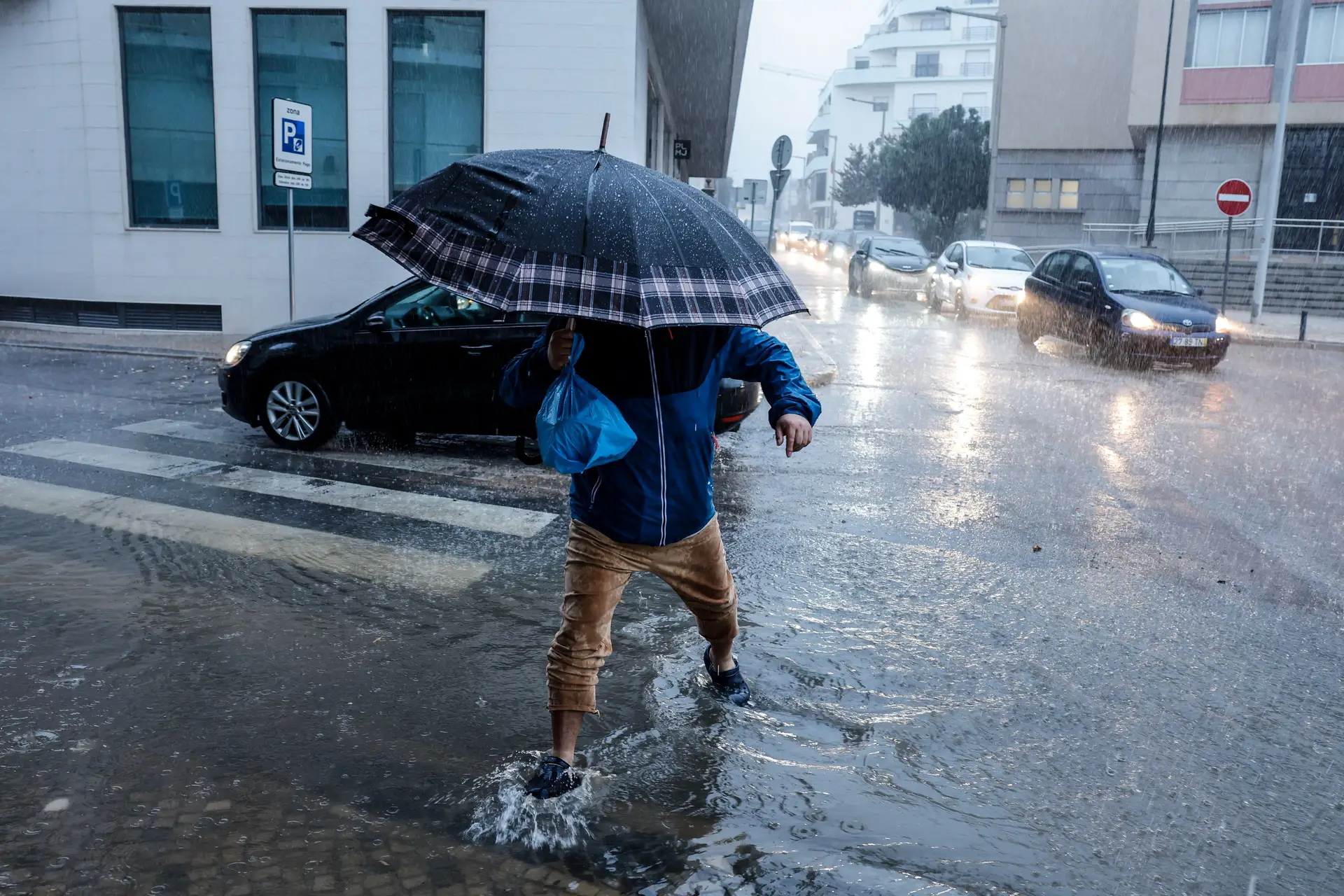 Chuva interrompe circulação em avenida do Porto até sábado