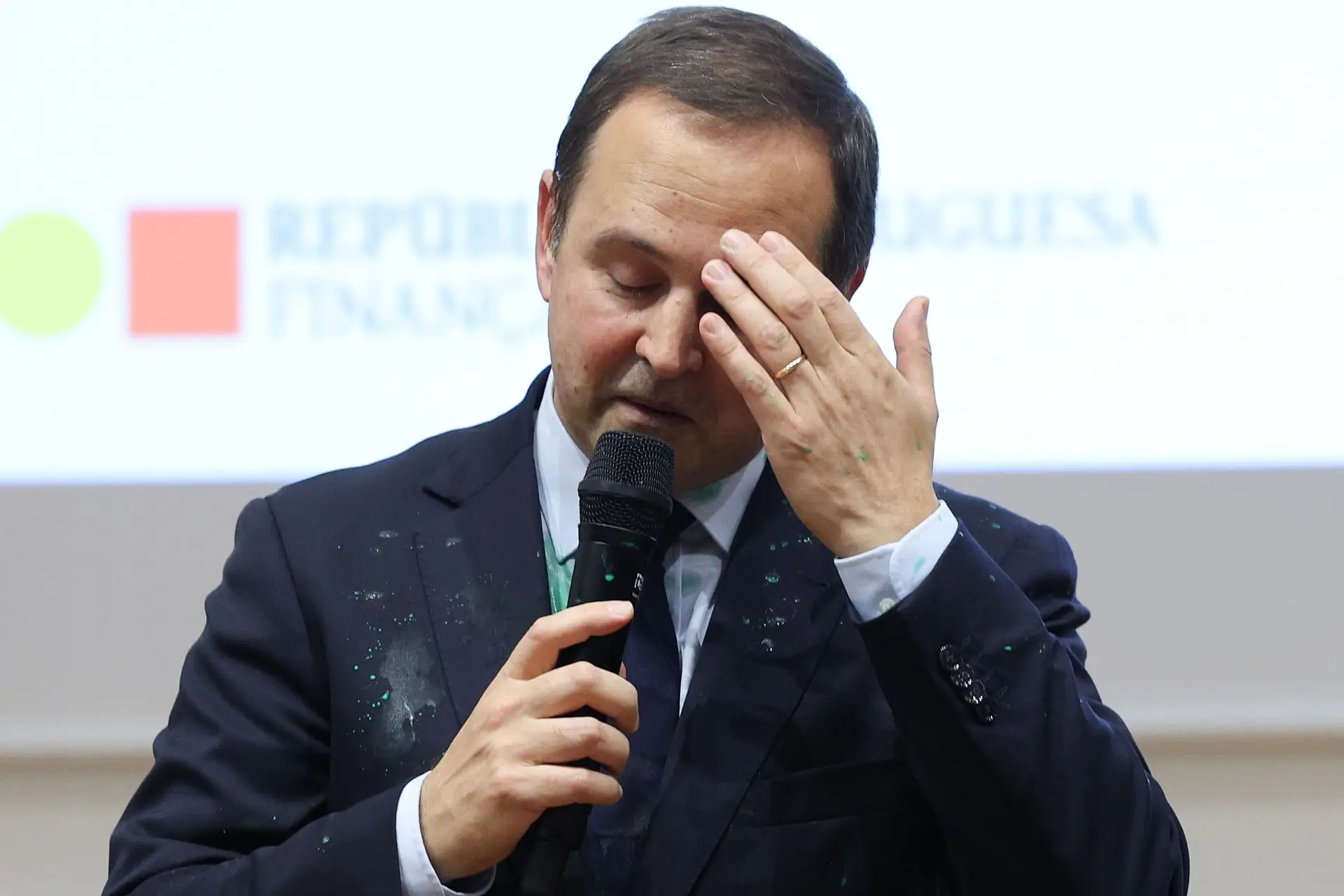 Ataque com tinta contra ministros fortemente criticado