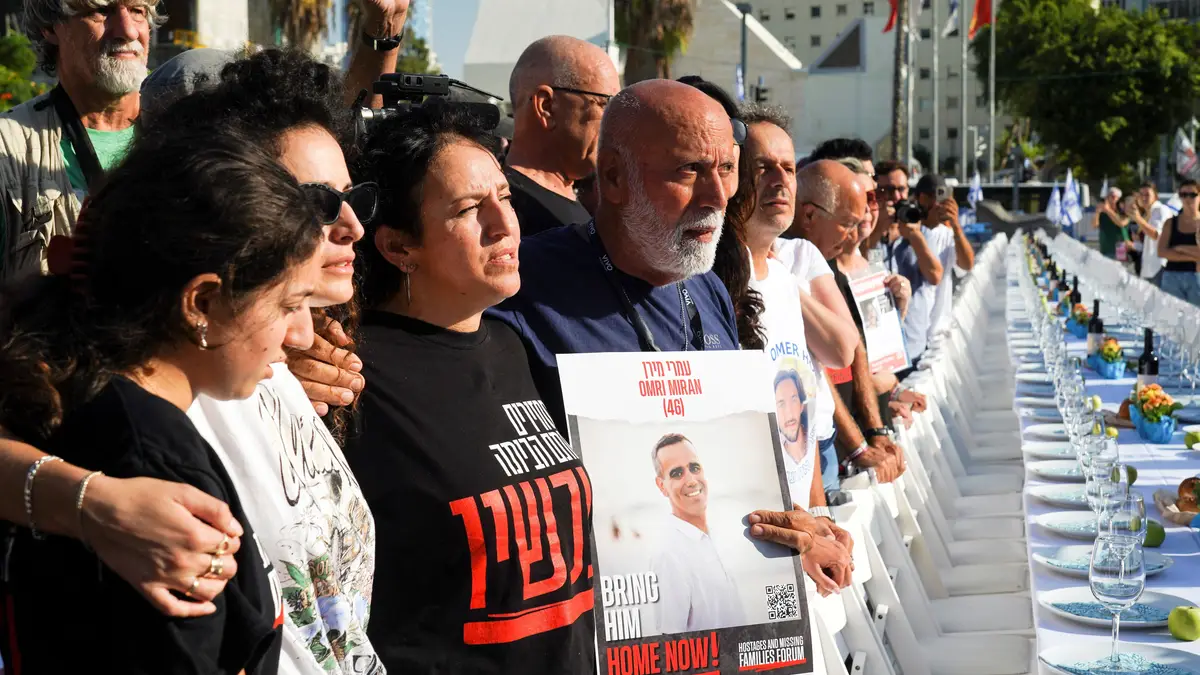 Mesa posta representa reféns do Hamas em Telavive