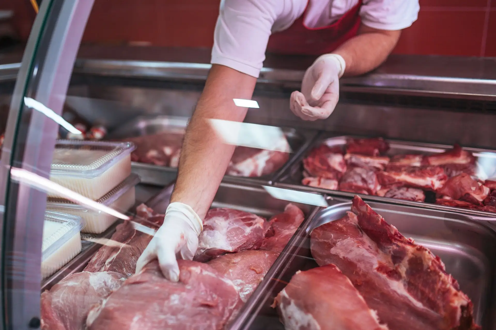 China suspende importações de carne de bovino de três fábricas brasileiras