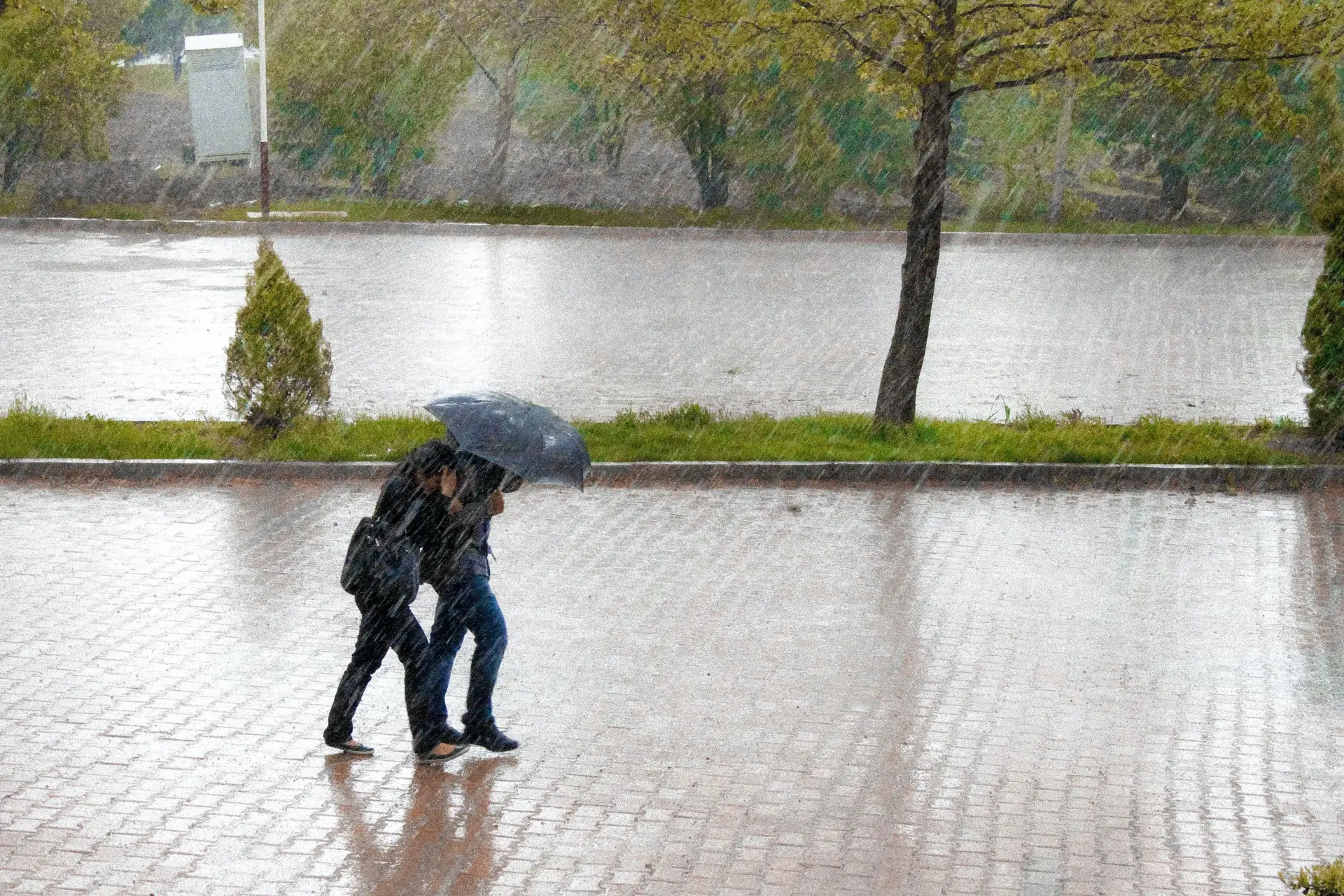 ESSA CARA É QUANDO DESCUBRO QUE TEM AULA NA SEXTA FEIRA COM CHUVA