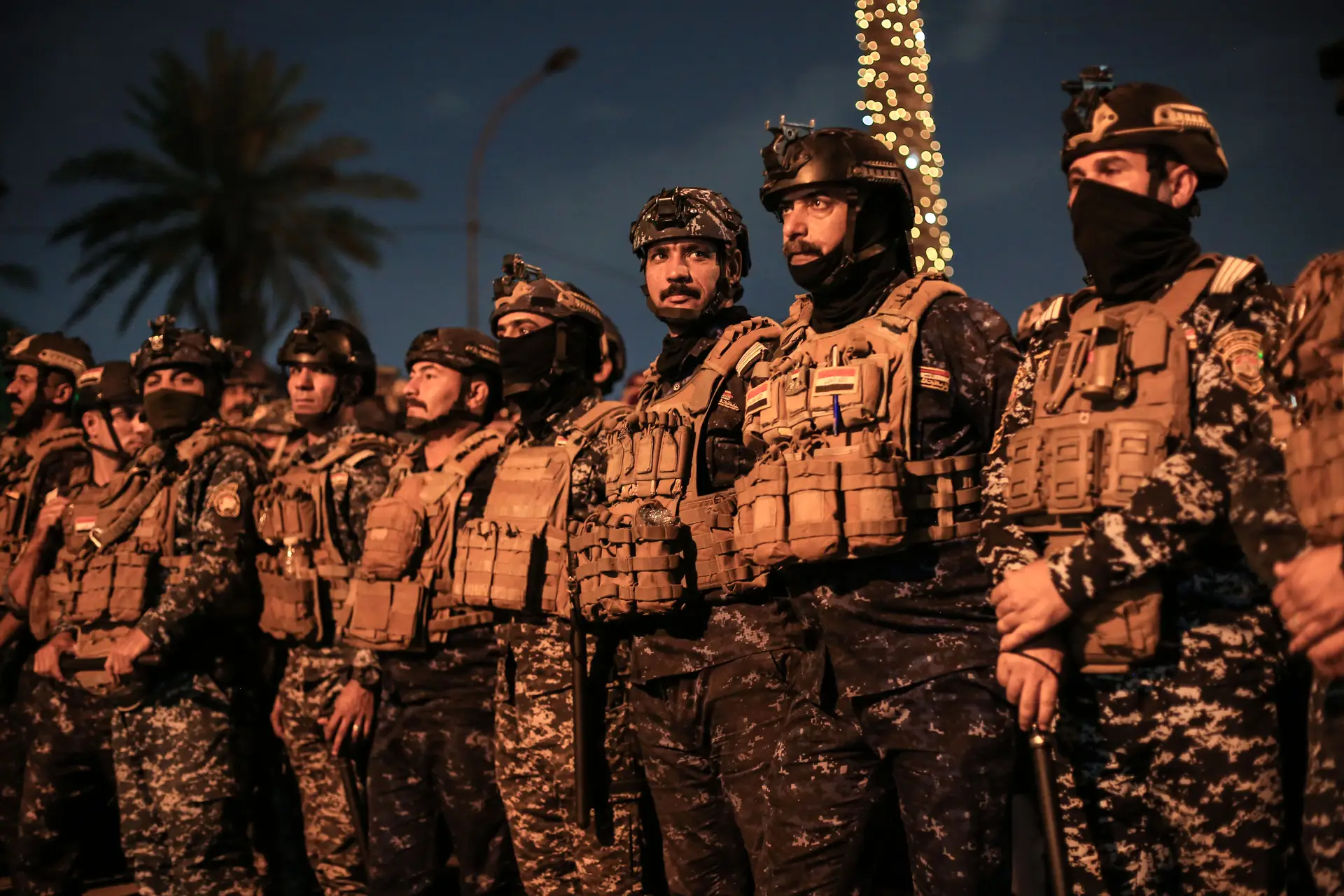 Soldados em frente à embaixada dos EUA em Baghdad, no Iraque