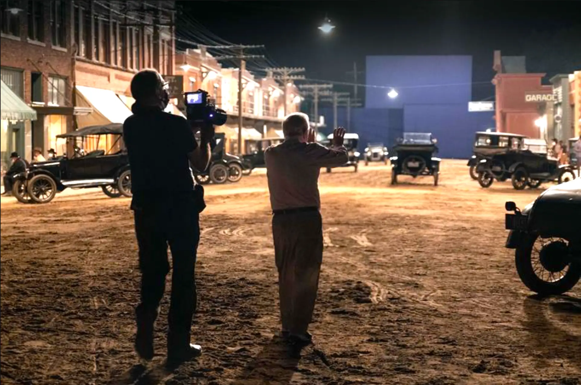 Ao centro na imagem, Martin Scorsese durante a rodagem de uma cena de "Assassinos da Lua das Flores"