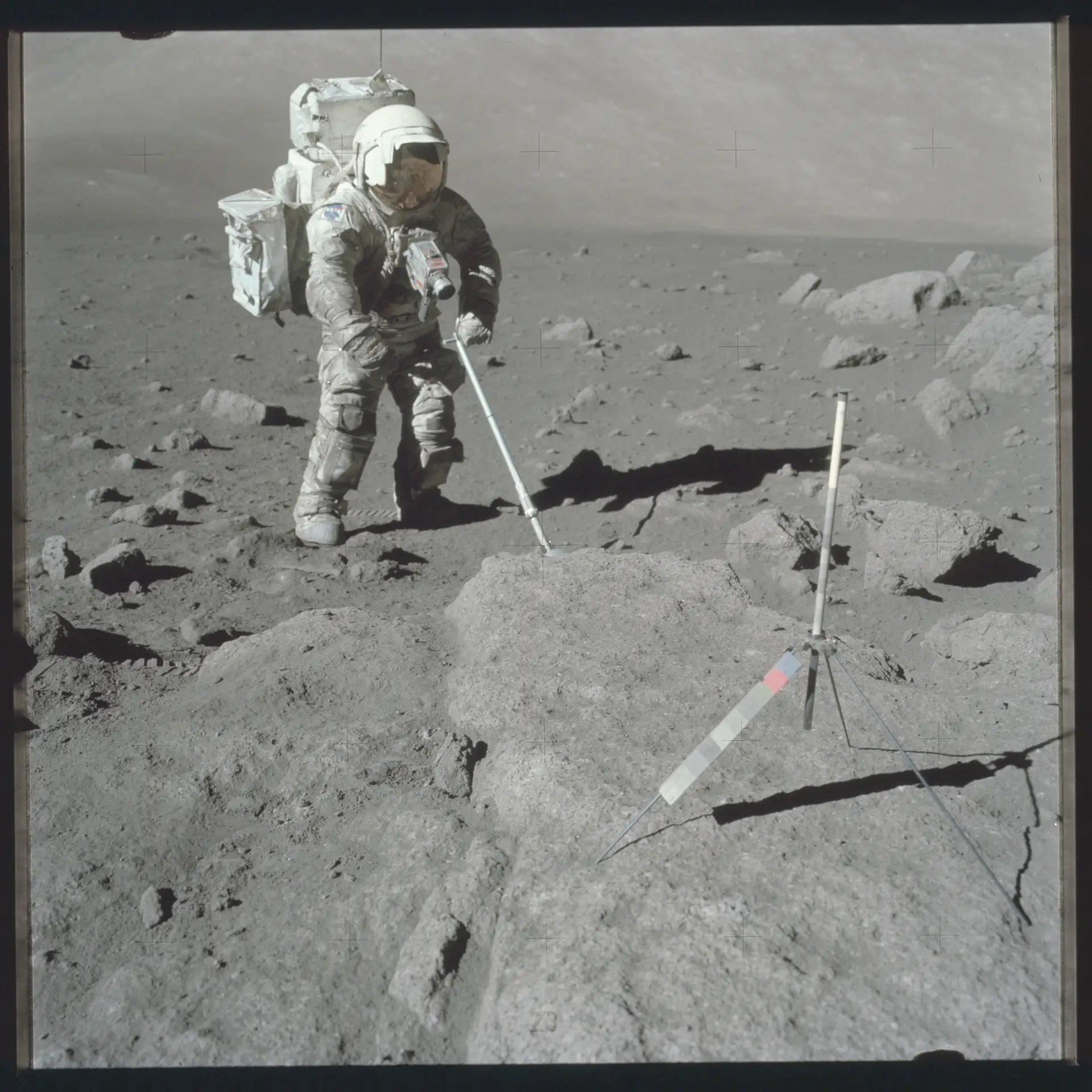 O astronauta-cientista Harrison Schmitt, piloto do módulo lunar da Apollo 17, usa um instrumento de recolha de amostras lunares durante a segunda atividade extraveicular na Lua a 12 de dezembro de 1972.