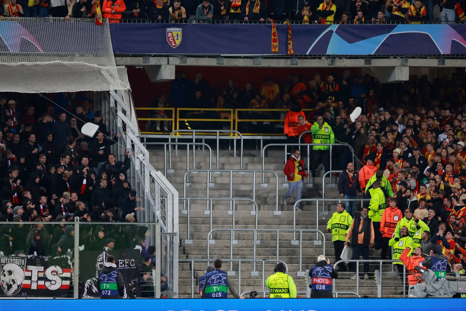 Champions: incidentes entre adeptos do PSV e do Lens terminam com mais de 20 feridos
