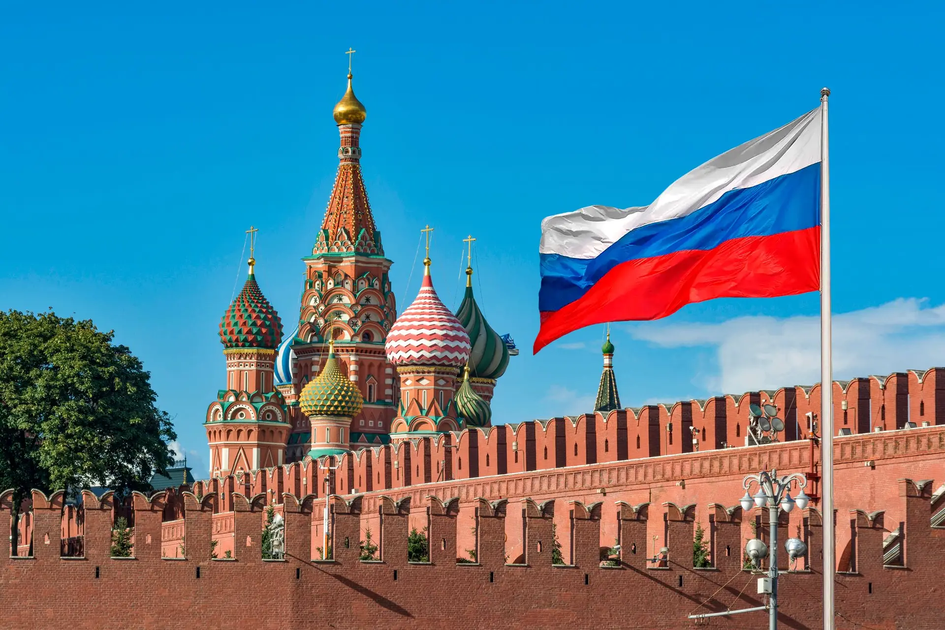 Vista para as muralhas do Kremlin de Moscovo e a Catedral de São Basílio