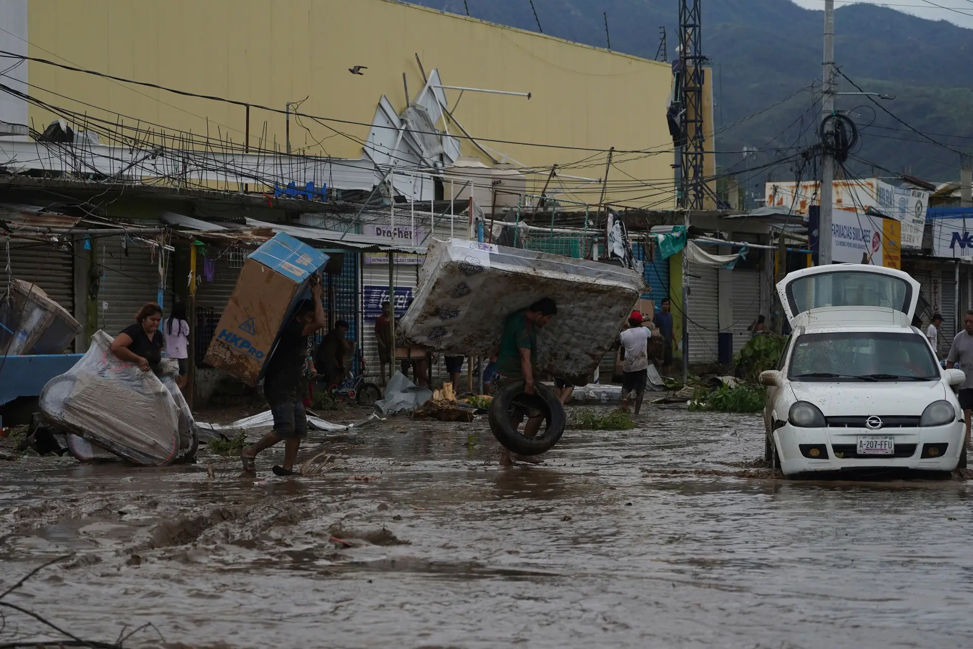 Cidade mexicana de Acapulco permanece incontactável após passagem de furacão Otis