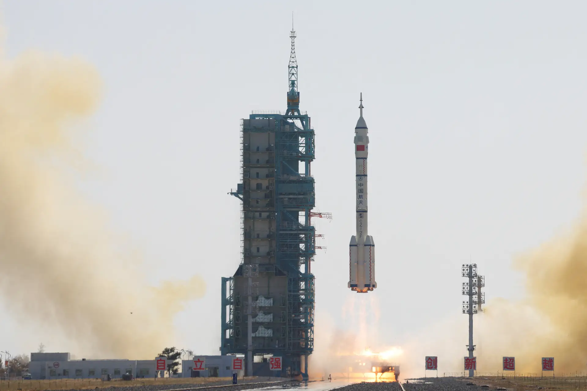 China envia tripulação mais jovem de sempre para estação espacial Tiangong