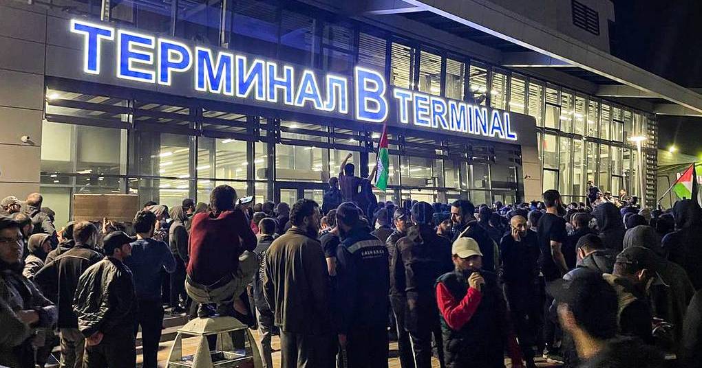 Wegen eines Fluges aus Tel Aviv stürmen Menschenmassen den Flughafen in Russland