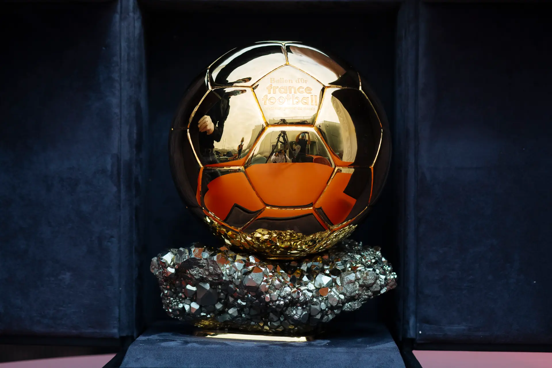 Benzema no topo dos favoritos à Bola de Ouro. Prémio é entregue esta tarde