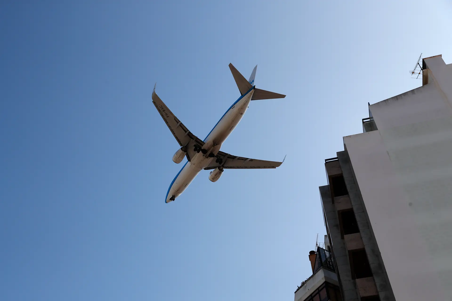 Trabalhadores da Menzies cumprem segundo dia de greve nos aeroportos