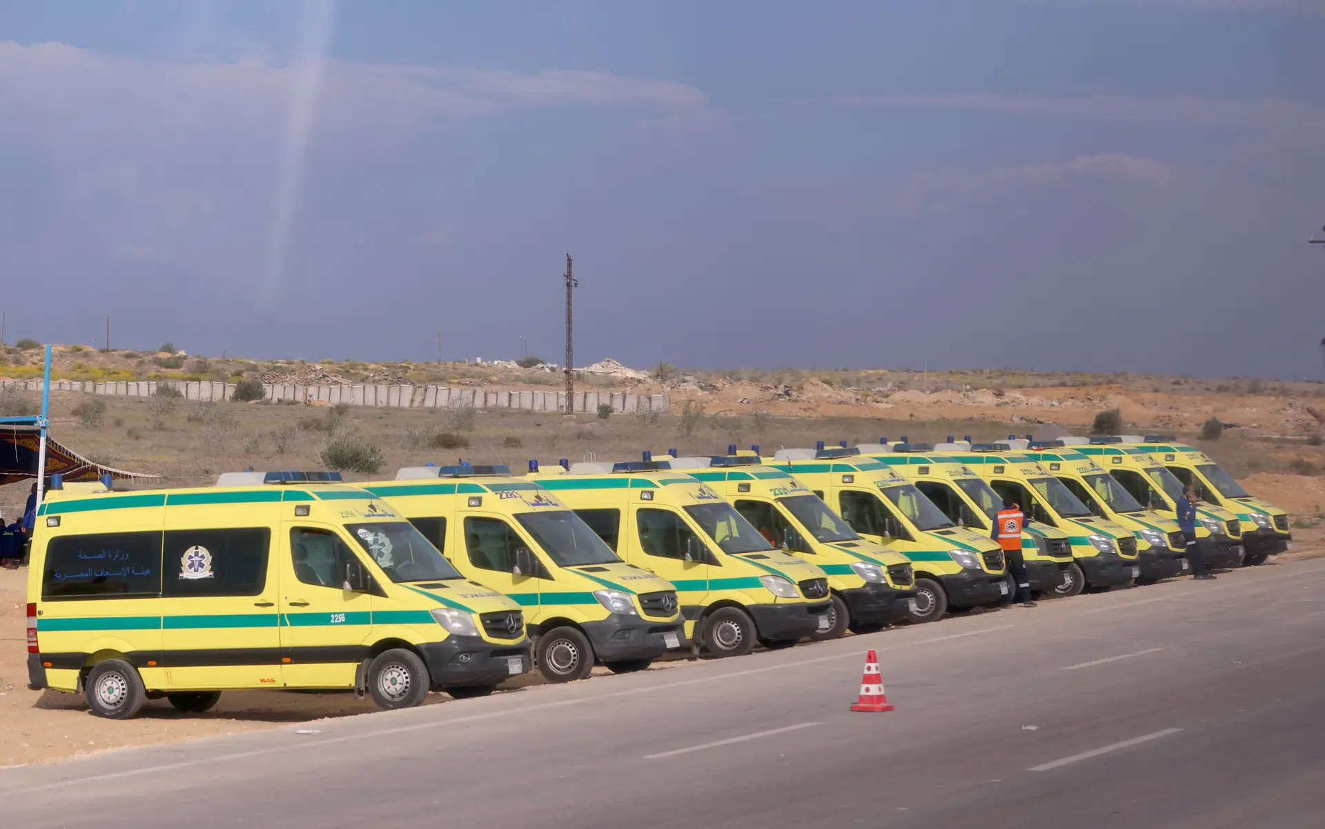 Ambulâncias posicionadas na fronteira de Rafah entre o Egito e a Faixa de Gaza