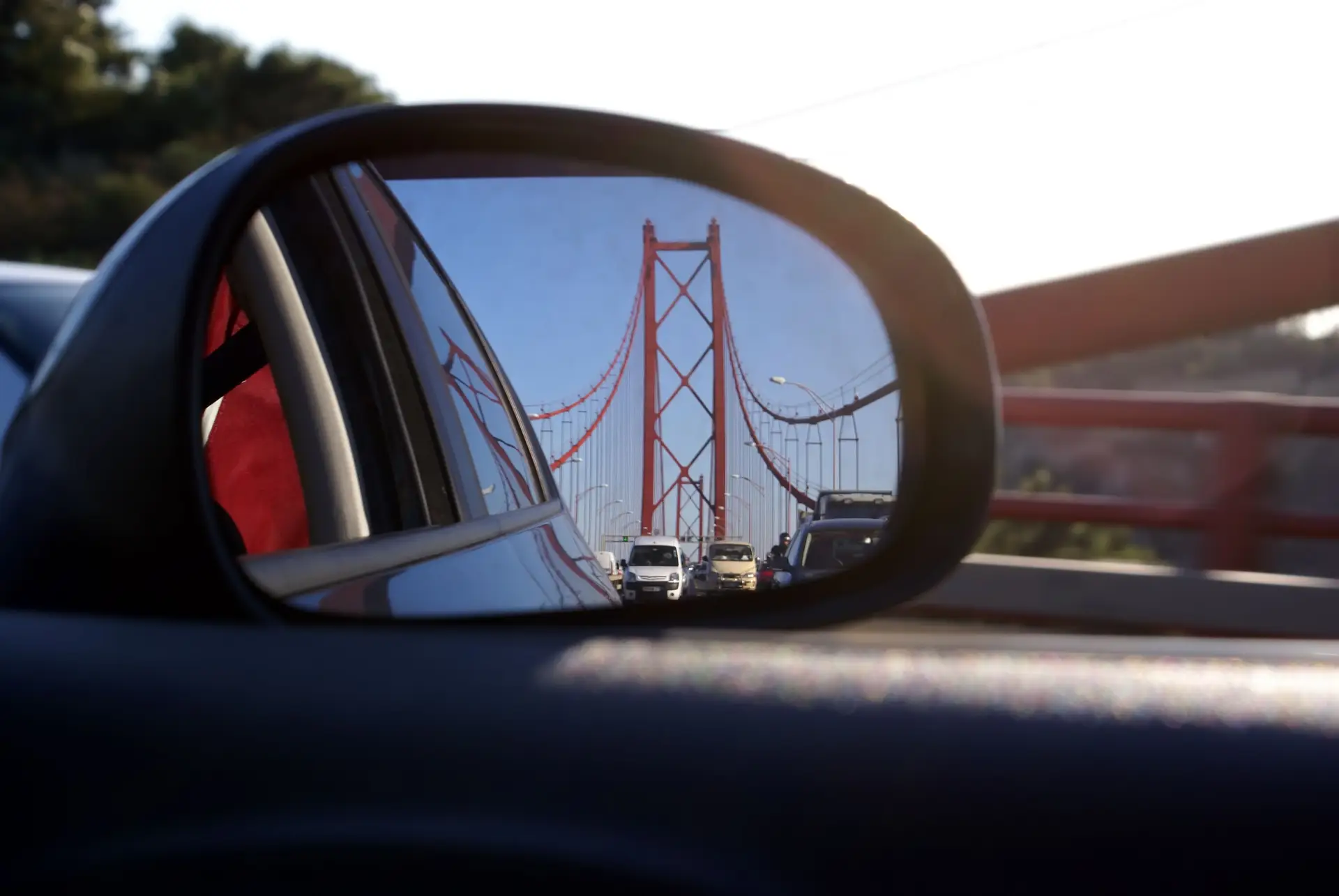 Velocidade na Ponte 25 de Abril reduzida devido ao vento forte
