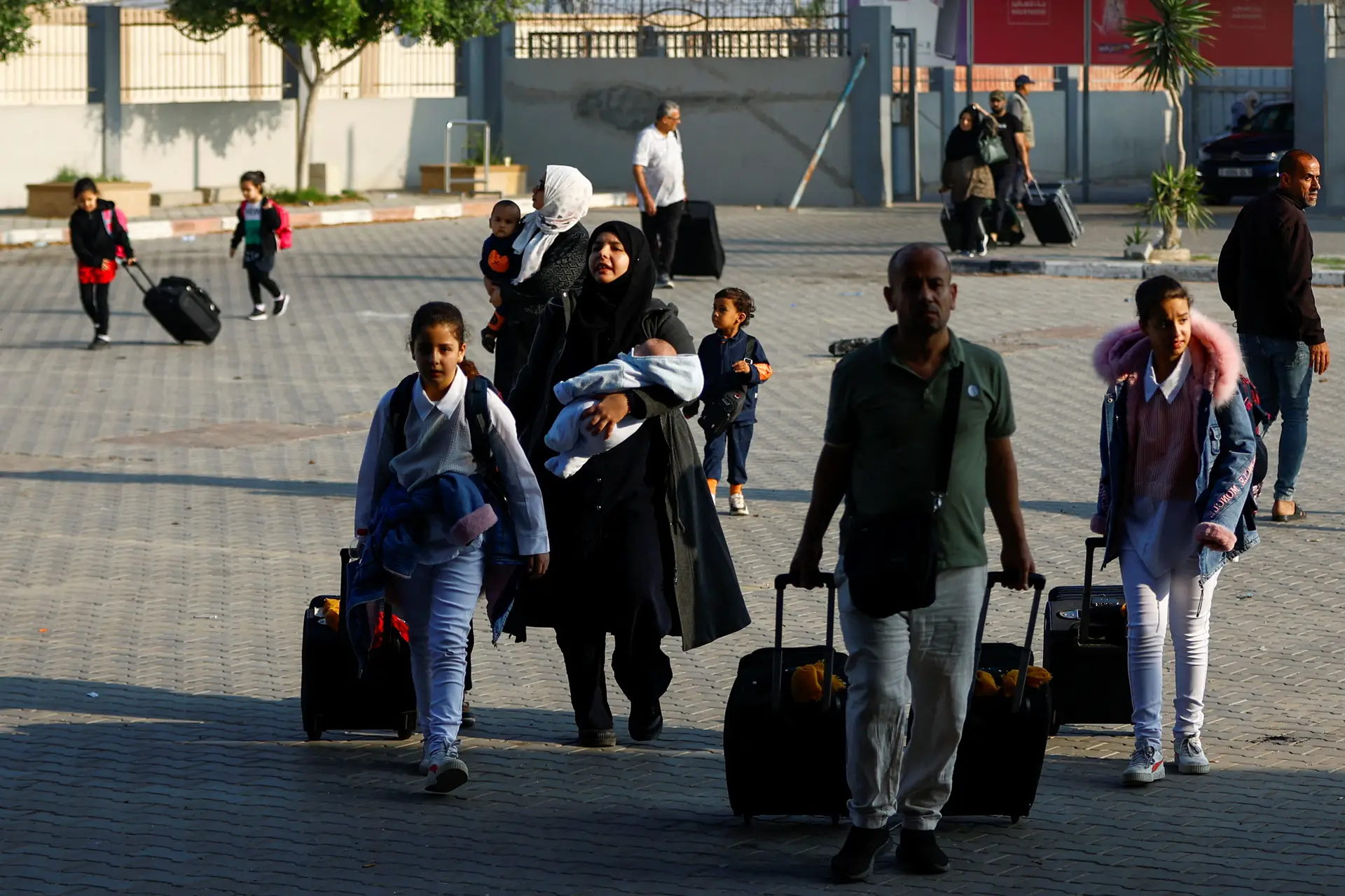 Egito irá ajudar a retirar perto de 7.000 pessoas de Gaza por Rafah