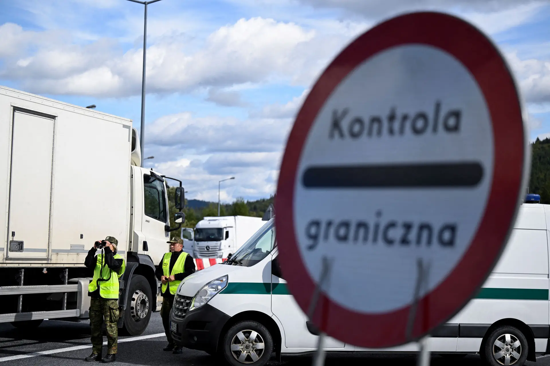 Transportadoras polacas bloqueiam fronteiras com Ucrânia contra concorrência desleal