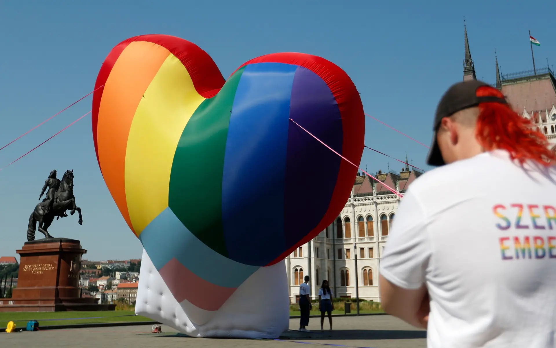 Governo da Hungria demite diretor de museu por expor fotografias LGBTQIA+ -  SIC Notícias