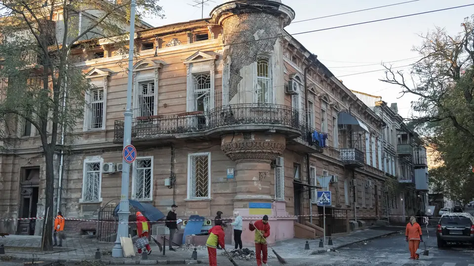 Limpeza dos destroços causados por um ataque russo em Odessa, na Ucrânia