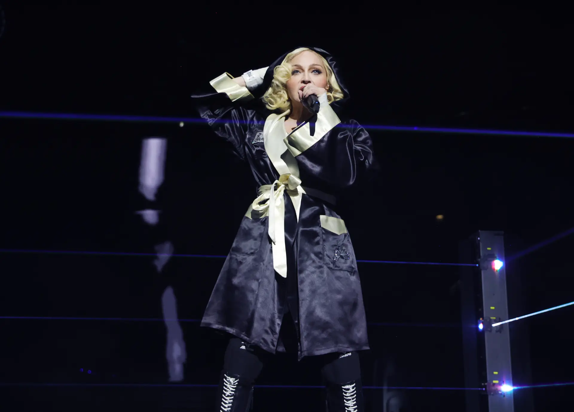 Madonna surpreende no primeiro concerto a cantar "saudade" de Cesária Évora