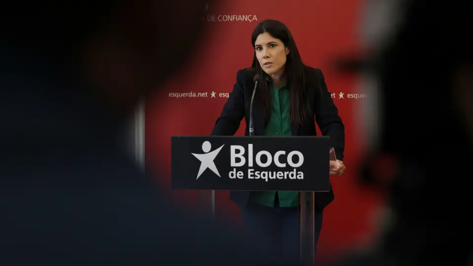 A coordenadora do Bloco de Esquerda, Mariana Mortágua, fala numa conferência de imprensa sobre a situação política na sede do partido em Lisboa
