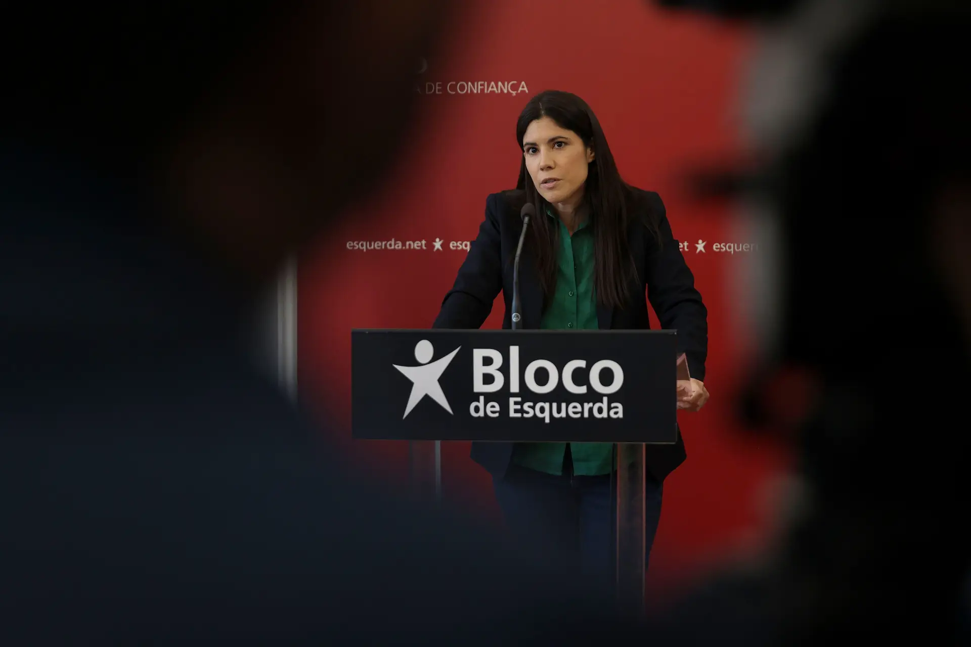 A coordenadora do Bloco de Esquerda, Mariana Mortágua, fala numa conferência de imprensa sobre a situação política na sede do partido em Lisboa