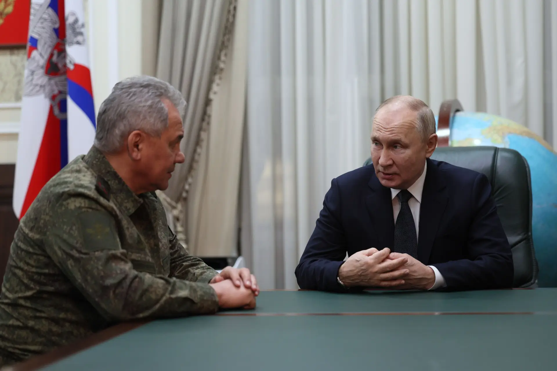 O ministro da Defesa, Sergey Shoigu, e o Presidente da Rússia, Vladimir Putin