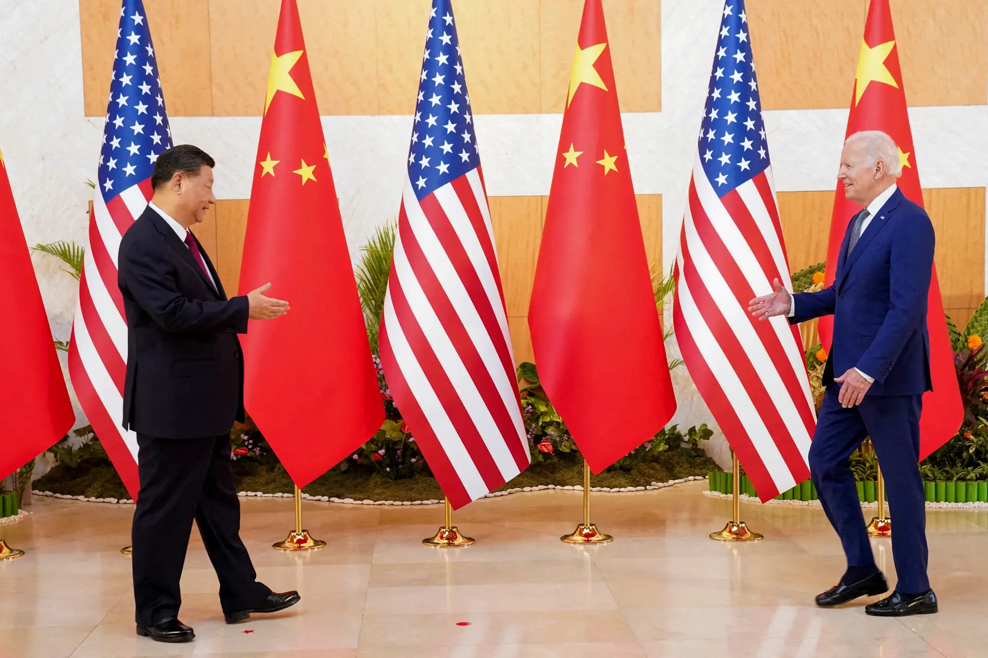 O Presidente Joe Biden reúne-se com o Presidente chinês Xi Jinping à margem da cimeira dos líderes do G20 em Bali